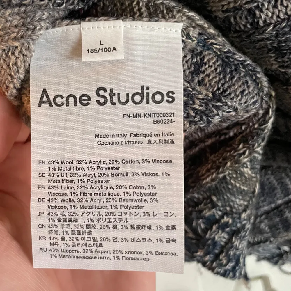 Säljer en flerfärgad stickad tröja från Acne Studios i storlek L. Oanvänd! . Tröjor & Koftor.