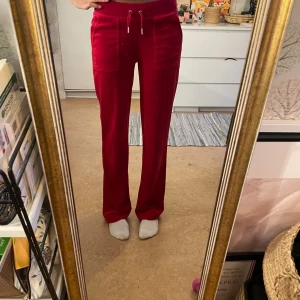 Röda byxor från Juicy Couture - Säljer mina snygga röda byxor från Juicy Couture i storlek XS. Dem är i väldigt bra skick. Perfekta för höst och vår!