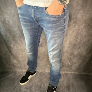 REPLAY ANBASS JEANS - // Replay anbass jeans | Storlek W34/L32 | Nypris runt 1800kr | Kontakta för fler frågor eller funderingar // Deluxecloset 