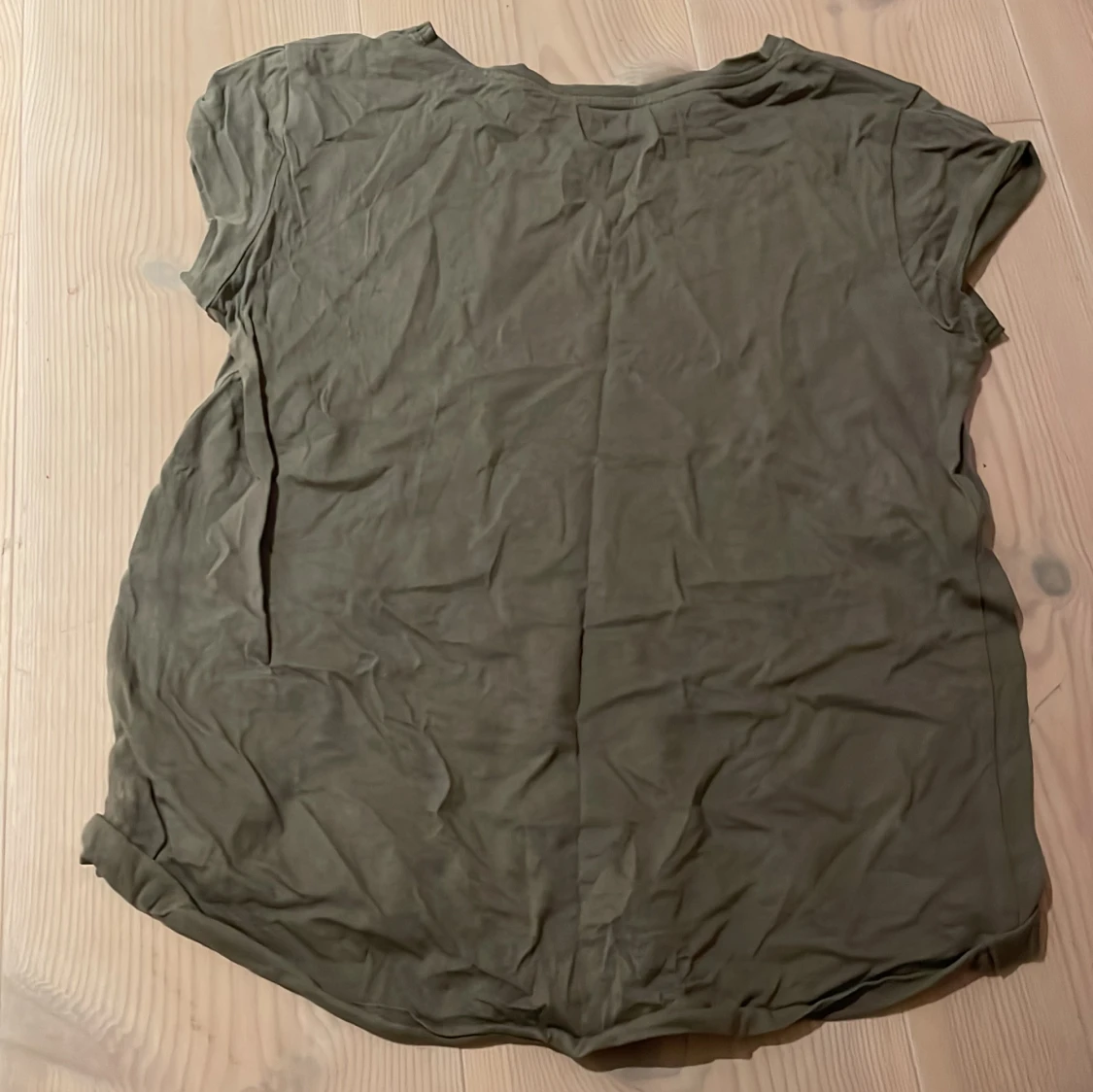 Olivgrön t-shirt från H&M - 90