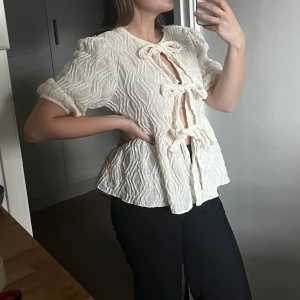 Knytblus från Gina Tricot - Knytblus från GinaTricot i storlek S, nyskick.