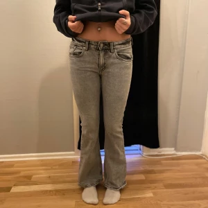 Grå bootcut jeans - Säljer ett par snygga grå bootcut jeans i mycket bra skick. (Oanvända, endast provade) De är lågmidjade och har en klassisk femficksdesign. Perfekta för både vardag och fest! 🖤