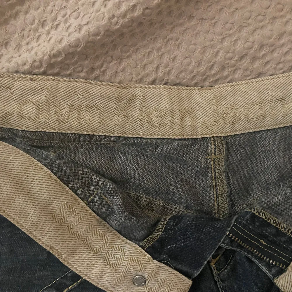 Säljer ett par snygga jeansshorts från Calvin Klein i mörkblå denim. De är lågmidjade och har en fin detalj men en extra ficka där bak. Säljer då dom är en gnutta för små. Shorts.