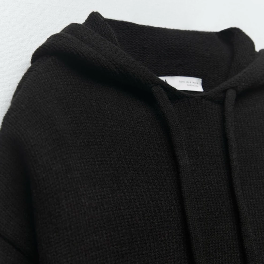 Svart hoodie i stickat material - 90