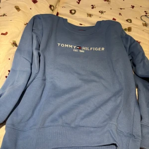 Tommy Hilfiger tröja - Säljer denna tommy hilfiger tröjan då den inte kommer till användning.
