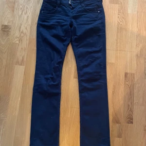 Pepe jeans - Jag säljer jättefina pepe jeans då de inte passar längre. De har använts ca 5 gånger så de är i nyskick. Däremot finns en liten fläck som man säkert kan tvätta bort (bild finns). Vill ni ha fler bilder är det bara att skriva💗