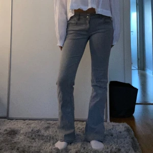 Ljusgrå low bootcut jeans - Super fina jeans från Gina Young! Storlek 164 men passar en xs/s då de är stretchiga! Varsamt använda men tyvärr har resåren på vissa ställen släppt lite (2 sista bilder). 💓💓