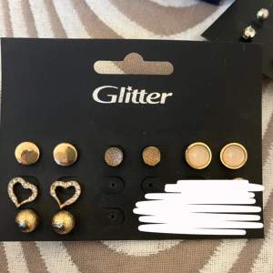 Säljer ett set med örhängen från Glitter. Setet innehåller sex par i olika stilar Perfekt för att mixa och matcha till olika outfits och tillfällen. Passar både till vardag och fest!