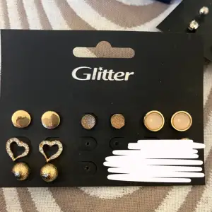 Säljer ett set med örhängen från Glitter. Setet innehåller sex par i olika stilar Perfekt för att mixa och matcha till olika outfits och tillfällen. Passar både till vardag och fest!