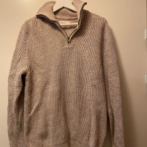 Folk, half-zip - Säljer en beige stickad tröja med dragkedja vid halsen från det brittiska märket Folk. Nypris ca 2,000kr. Size 3 (motsvarande M). 