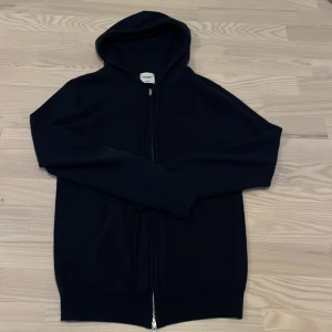 Mörkblå kashmir hoodie från John Henric - Säljer en supermjuk och lyxig mörkblå hoodie i kashmir från John Henric. Perfekt för kyliga dagar med sin bekväma passform och stilrena design. Den har en praktisk dragkedja framtill och en mysig huva. Passar både till vardags och avslappnade tillfällen. Väldigt bra skick på tröjan använd en gång så den är i princip helt nu, mer info eller bilder skriv!