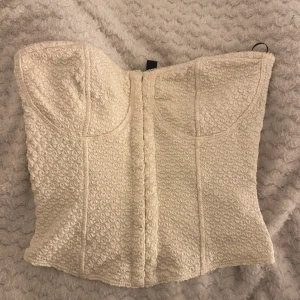 Vit korsett  - Säljer denna eftertraktade korsett toppen! Kommer ej till användning och säljs därför 🥰vill få såld så tveka inte att höra av dig!