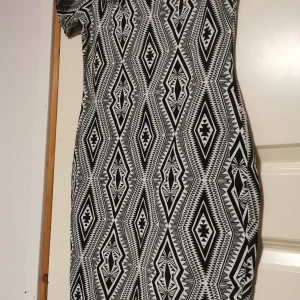 Svartvit mönstrad klänning - Säljer en superfin svartvit klänning med geometriskt mönster. Den är kortärmad och har en tight passform som framhäver figuren. Perfekt för både vardag. 🖤🤍