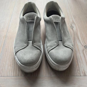 Gråa eytys🤍 - Säljer ett par sjukt snygga eytys i storlek 39, nypris ungefär 2000🩷dom är i jättefint skick då de endast är använda ett par gånger!