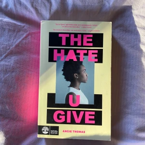 The Hate U Give - Boken 'The Hate U Give' av Angie Thomas handlar om sextonåriga Starr Carter som navigerar mellan två världar: den fattiga förorten och den fina privatskolan. Hennes liv förändras när hon bevittnar en polis skjuta hennes barndomsvän Khalil. En stark berättelse om identitet, rättvisa och mod.