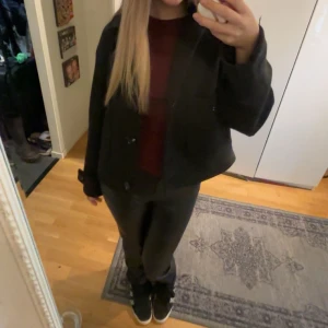 Världens snyggaste vårkappa - Säljer en stilren svart kavaj med normal passform. Perfekt för en chic och elegant look. Kavajen har långa ärmar och knappar framtill. Passar bra till både vardag och mer formella tillfällen. Säljer ändast då jag behöver pengar🙃