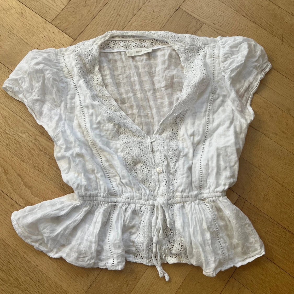 Vit blus med spetsdetaljer - 2