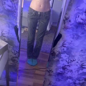 Svarta jeans från Diesel - Snygga svarta jeans från Diesel med klassisk femficksdesign och knappgylf. Jeansen har en rak passform och är tillverkade i Italien. Säljer för att dom inte kommer till användning. Kontakta för mer 🤍