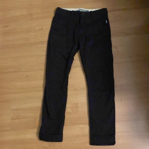 Svarta chinos XS - Svarta chinos i väldigt bra kvalitet. Knappt använda. Storlek XS