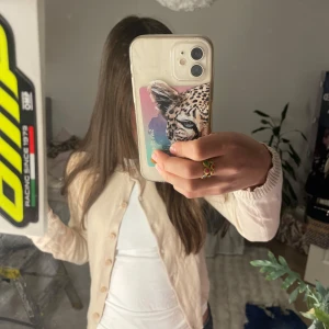 Beige kofta från 157 - Säljer en stilren beige kofta från 157 i storlek XS. Koftan har långa ärmar och knappar framtill, Passar bra till jeans eller kjol. Hör av dig vid intresse!