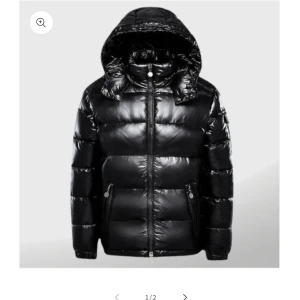 Svart pufferjacka  - Säljer en svart pufferjacka från linna boutique. Använd ett fåtal gånger. 