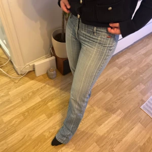 Lågmidjade jeans  - Säljer dessa så snygga jeans! Så fin färg!                         Storlek: 29/34                                                                   Ytterbenslängd: 107cm! Innerbenslängd: 83cm        Midjemått: 80 cm 💋💋💋                