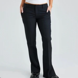 Svarta kostymbyxor - Säljer dessa svarta kostymbyxor med bootcut-stil. De sitter som en smäck och passar till allt. De är low waist i passformen, super snygga 