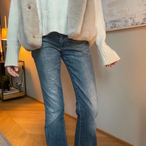 Lågmidjade jeans - Super snygga jätte lågmidjade jeans, utsvängda, snygg färg och passar till allt🩵               Midjemått: ca 36,5 rakt över         Innebenslängden: ca 77
