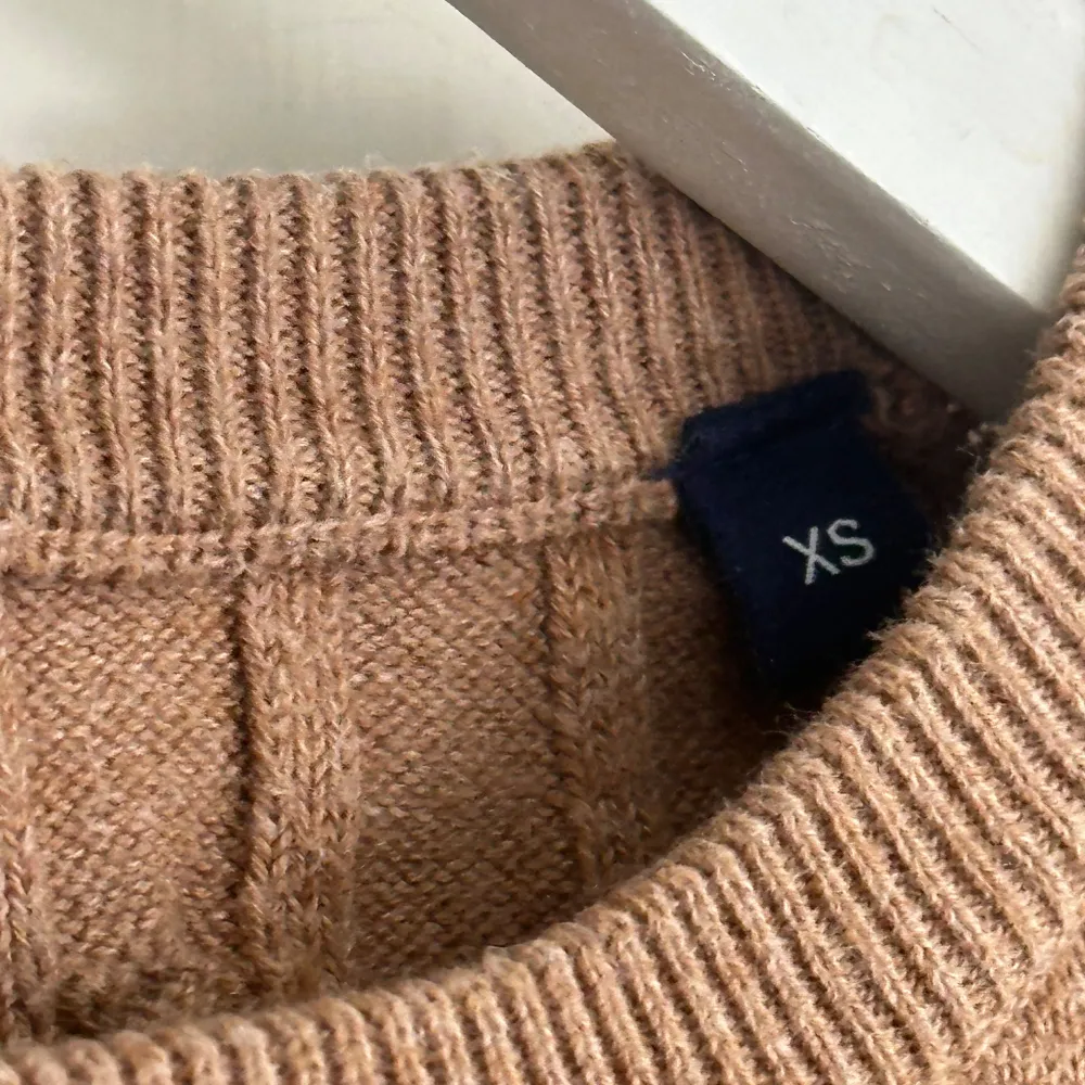 Säljer en snygg brun beige (ljusbrun) tröja från GANT i stretchig bomull. Storlek XS🤎 köptes för 1000kr säljer för 500kr, pris kan diskuteras men inga skam bud tack! . Neuletakit & Villapaidat.