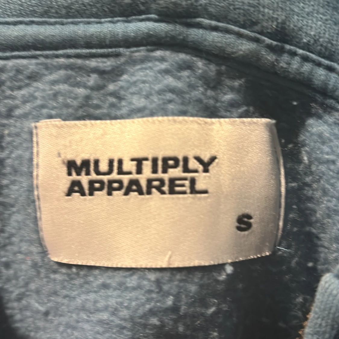 Blå hoodie från Multiply Apparel - 2