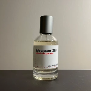 Sørensen 26.0 Extrait de Parfum - Hej! Som ny, bara testad. Tyckte det var en mycket fin doft men passade bara inte mig. Inspirerad av side effect.