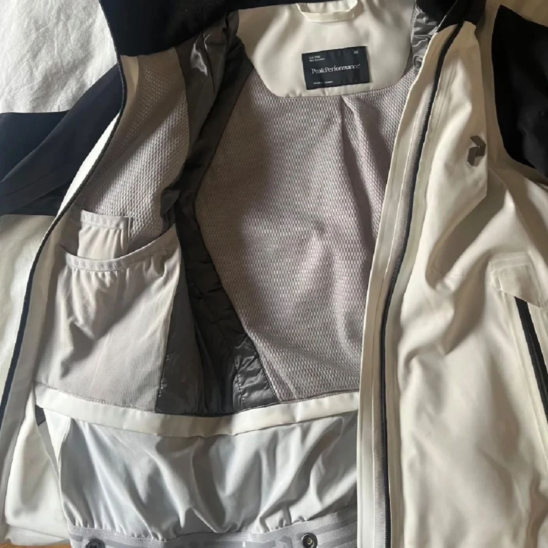 Vit och svart jacka från Peak Performance - 3