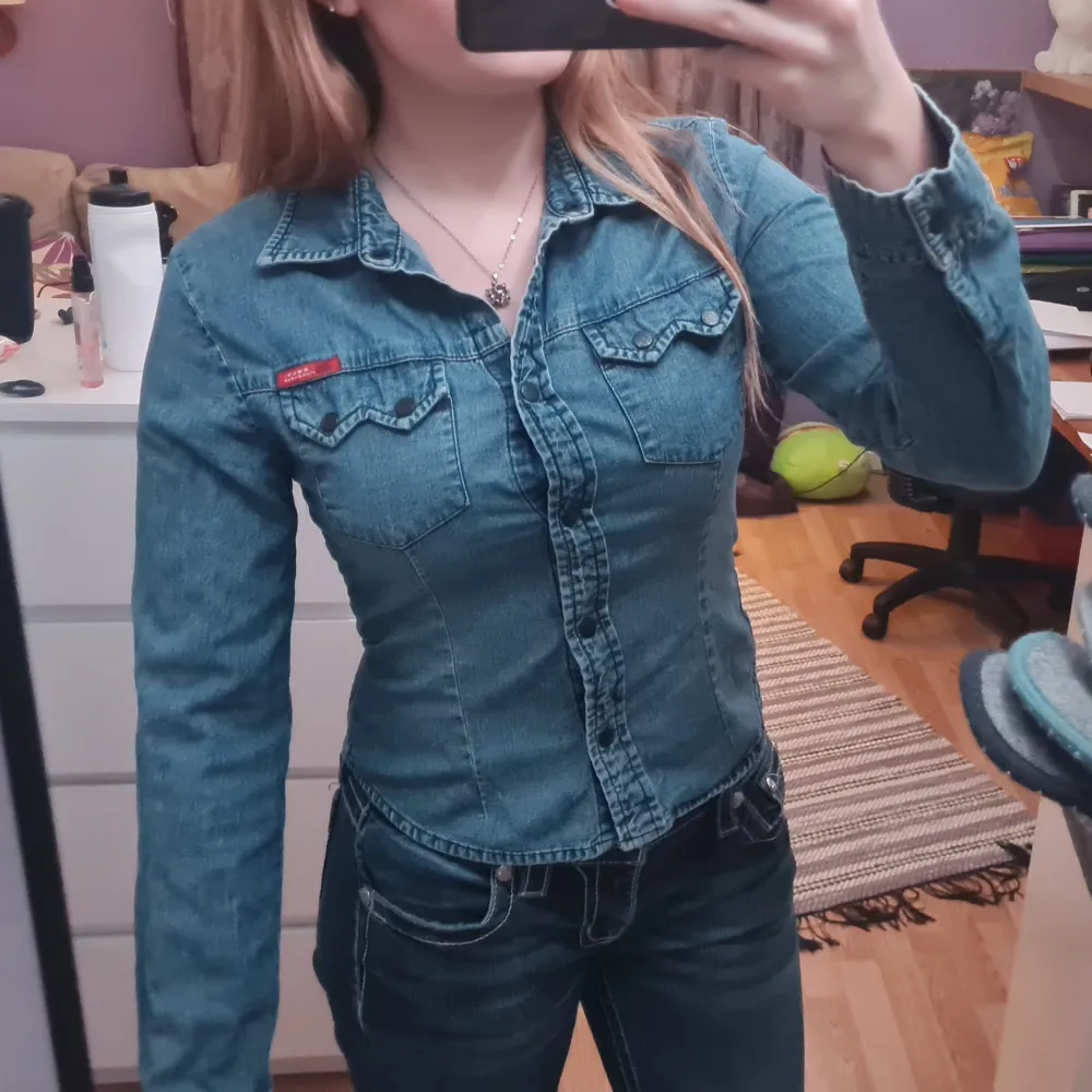 Jag säljer nu denna snygga jeansskjortan då den är för liten. Den är från Only. Storlek S. Skriv om ni har några frågor💕🥰. Paidat.
