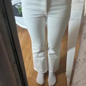 Vita jeans med knappar - Använda fåtal gånger, säljer p.g.a för små. ”Mellan hög” midja Midjemått- ca 73cm Höftmått- ca 86cm Innebenslängd- ca 67,5cm