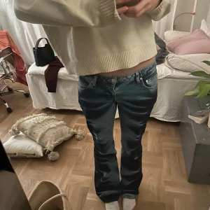 Blå jeans med bootcut - Jättesnygga men kommer inte till så mycket använd därför säljer jag de🥹 helt slutsålda! De är använda två gånger