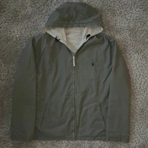 Ralph Lauren jacka - Säljer denna feta Ralph Lauren jacka i storlek L, i fint skick och för frågor eller funderingar är bara att höra av sig🙌