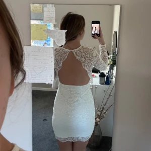 Studentklänning  - Studentklänning från ginatricot i strl S. Aldrig använd och säljs då den inte är min stil. Passar mig bra som är 162cm och brukar ha XS/S i kläder.