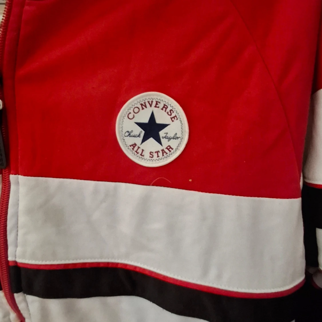 156-170 cm 13-15 år Röd och svart jacka, Converse - 1