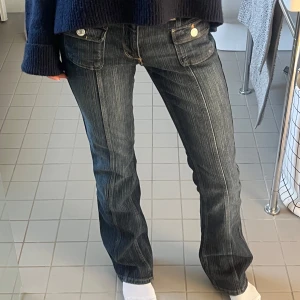 Lågmidjade jeans  - Blå jeans med låg midja från H&M. Suuuuper fina, utan fickor på baksidan.