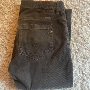 Grå manchesterbyxor från Dondup  - Snygga grå manchesterbyxor från Dondup i skinny fit. De är tillverkade i mjukt manchestertyg som ger skön känsla. Hör av dig vid frågor!