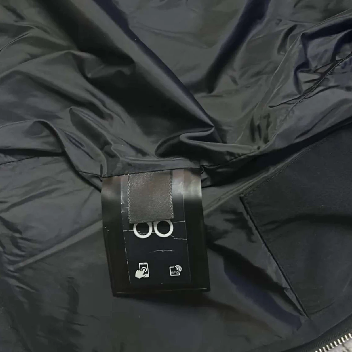 Svart dunjacka med pälsdetaljer - 2