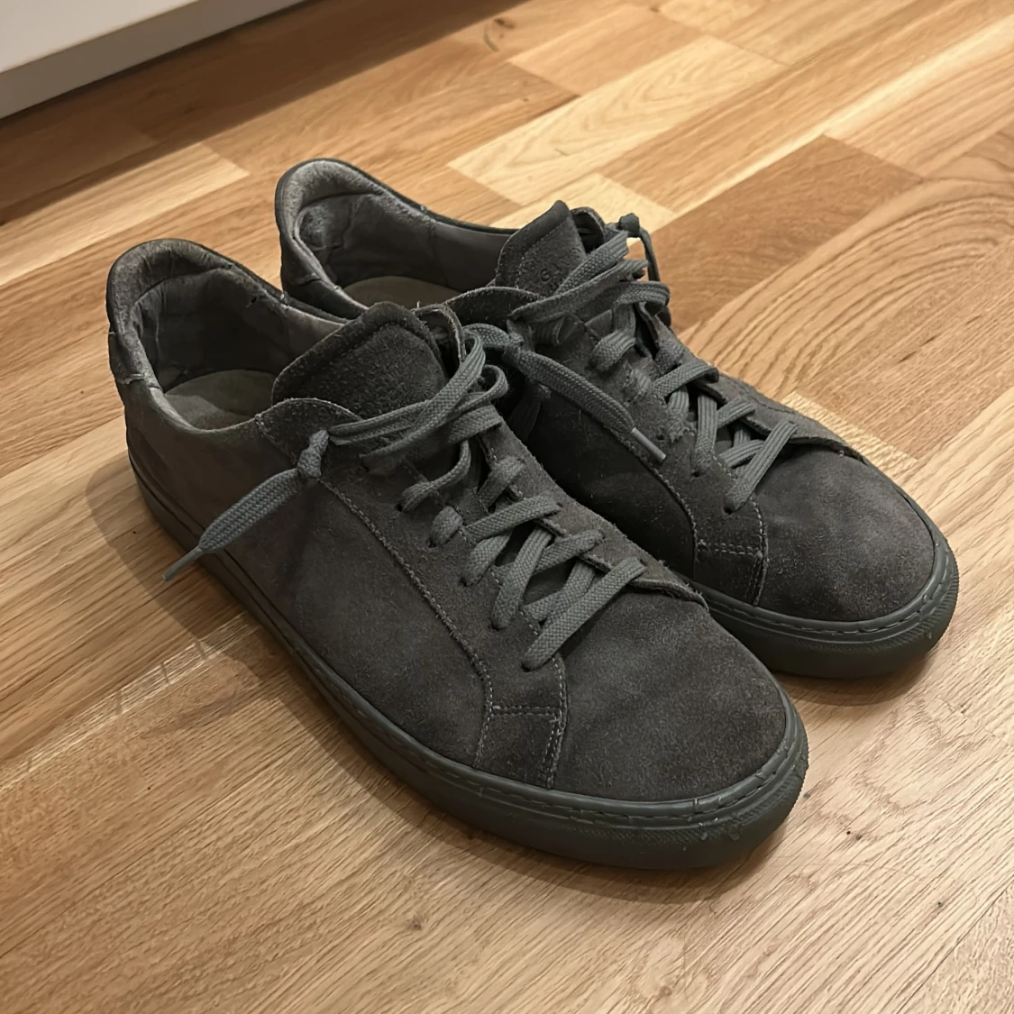 Grå sneakers i mocka