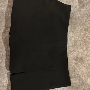 Svarta shorts från Zara - Snygga svarta shorts från Zara i en stilren design. Perfekta för en minimalistisk look. De är högmidjade och har en tight passform som framhäver figuren. Tillverkade i ett bekvämt material som ger en skön känsla hela dagen.