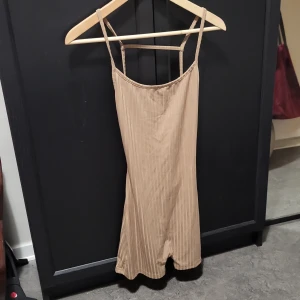 Beige jumpsuit - Jumpsuiten har en enkel och elegant design, perfekt för varma dagar. Materialet är lätt och bekvämt.