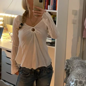 Super fin Vit  topp - Säljer finaste vita toppen. Pris kan diskuteras💕