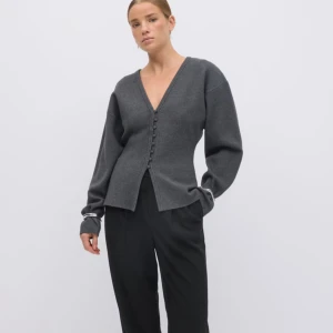 Grå cardigan  - Supersnygg grå stickad tröja ifrån Gina tricot! Säljer eftersom den inte kommer till användning💕