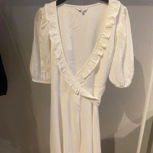 Vit omlott klänning  - Säljer nu min vita fina omlott klänning då den aldrig kommer till användning, har använt den en gång och är jätte fin i skick:) 