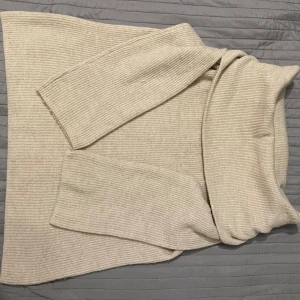 Beige stickad polotröja från H&M - Mysig beige stickad polotröja från H&M. Perfekt för kyliga dagar med sin mjuka och varma känsla. Tröjan har en klassisk polokrage och långa ärmar, vilket gör den idealisk för både höst och vinter.