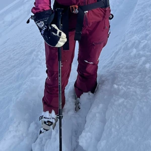 Vinröd skalbyxafrån Norrøna - Snygga vinröda skal gortex pro byxor från norrona! Använda 2 månader, nästan helt nyskick lite små slitage längst ner på byxan! Säljer då de är lite lite försmå vilket jag stör mig på 🤣