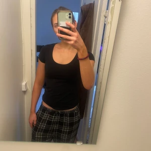 Svart kortärmad topp från 157 - Säljer en svart kortärmad topp från 157 i storlek S. Varan är i mycket bra skick och har endast använts fåtal gånger. Säljer pågrund av att jag inte har användning för den